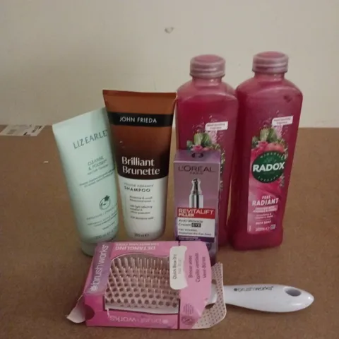 APPROXIMATELY 15 ASSORTED HEALTH & BEAUTY PRODUCTS TO INCLUDE RADOX FEEL RADIANT, LIZ EARLE CLOTH CLEANSER, LOREAL REVITALIFT FILLER, ETC - COLLECTION ONLY