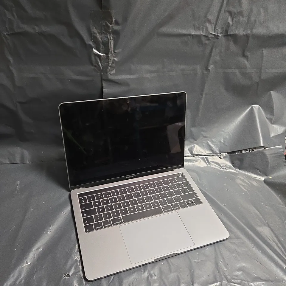 APPLE MACBOOK PRO (A1706)