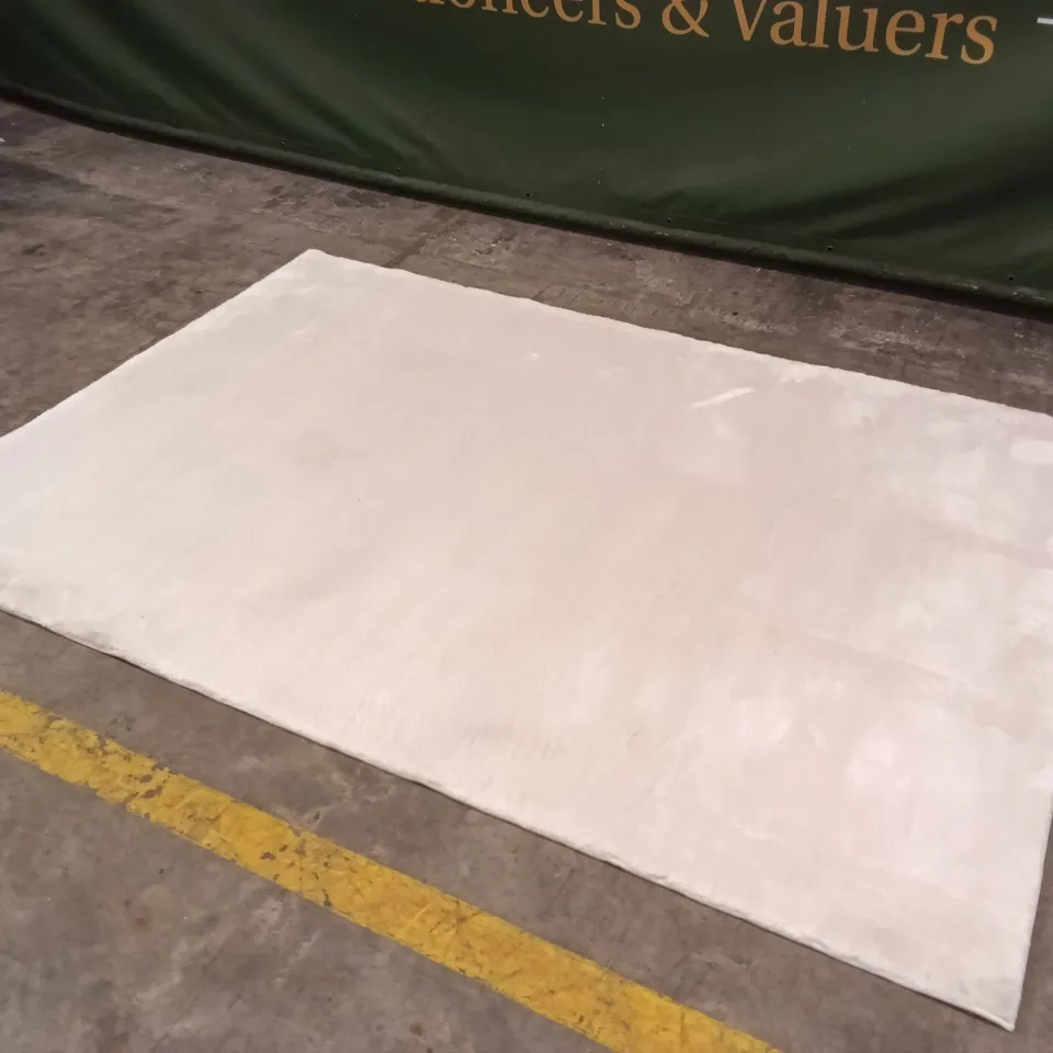 QUALITY DESIGNER AREA RUG - APPROXIMATELY 228CM X 160CM