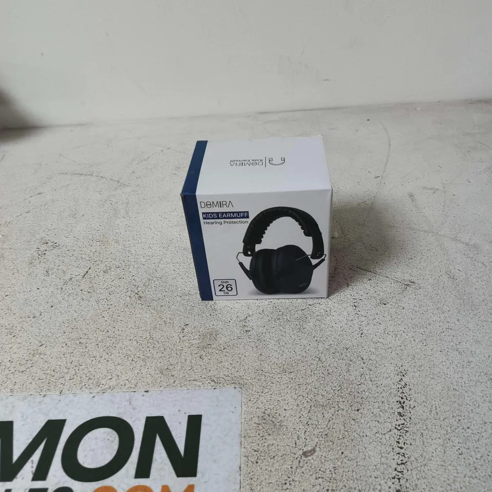 BOX OF APPROXIMATELY 15 ASSORTED ITEMS TO INCLUDE: DOMIRA KIDS EARMUFFS