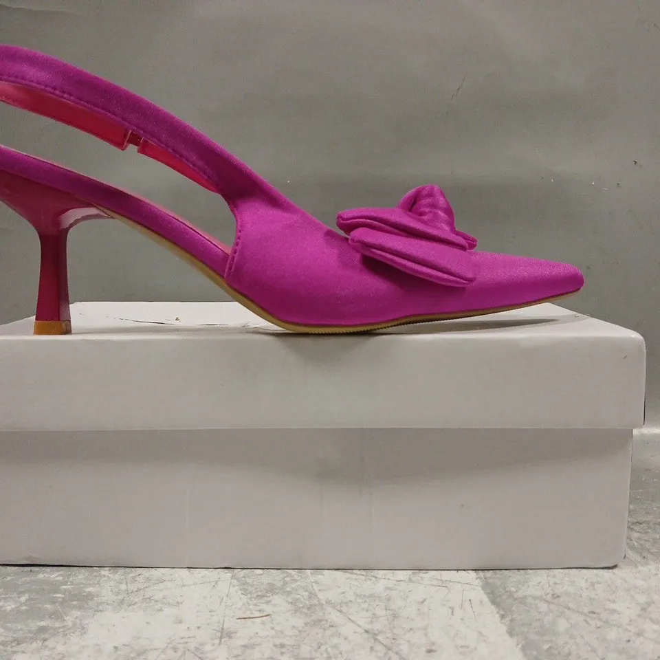BOXED PAIR OF UNBRANDED POINTED TOE HEELED SHOES IN FUCHSIA W. BOW DETAIL SIZE EU 41
