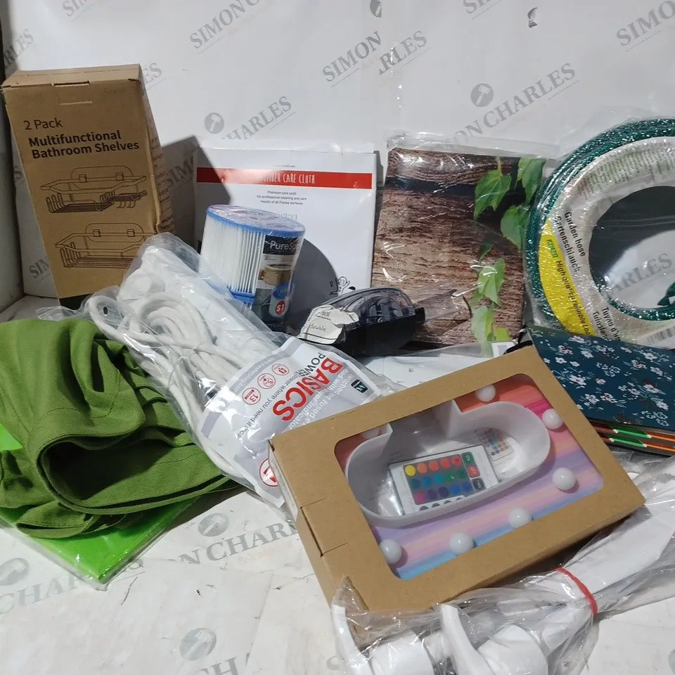 APPROXIMATELY 15 ASSORTED ITEMS TO INCLUDE BATHROOM SHELVES, MICROFIBRE CLOTH, EXTENSION LEAD, GARDEN HOSE ETC. 