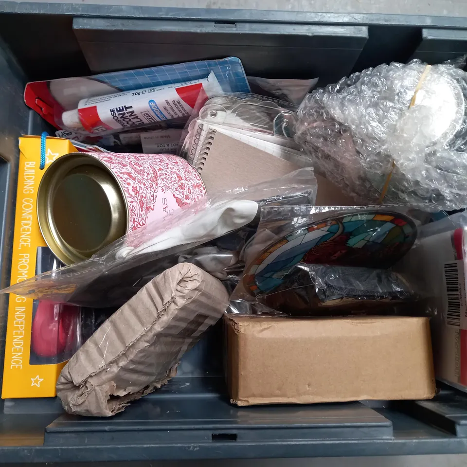 TOTE OF APPROXIMATELY 15 ASSORTED HOUSEHOLD  ITEMS TOO INCLUDE DIARY'S , PENS , CUTLERY , ETC 