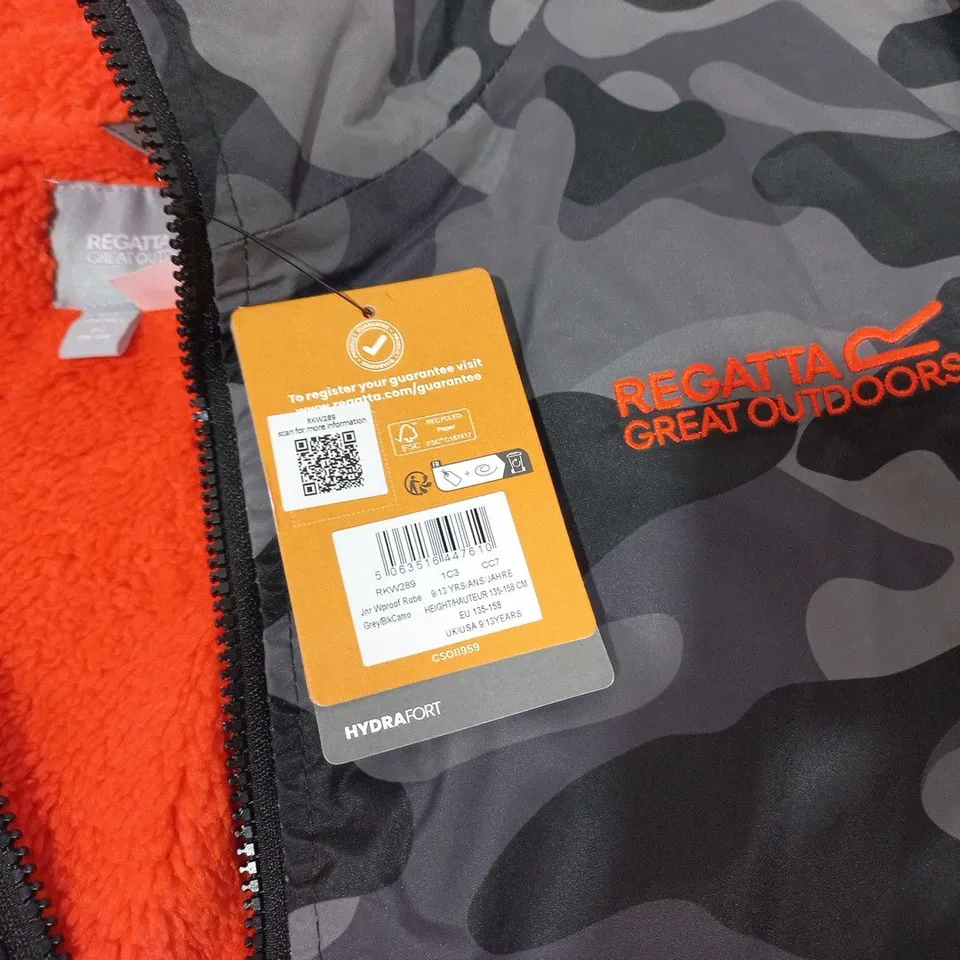 REGATTA JUNIOR WATERPROOF ROBE IN GREY CAMO - 9/13 YEARS