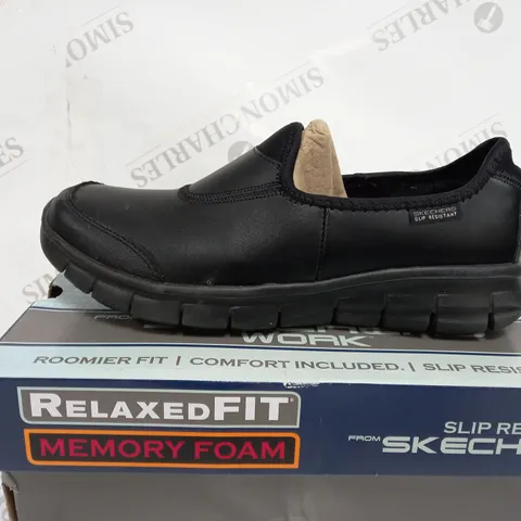 BOXED PAIR OF SKECHERS WORK RELAXED FIT SLIP-RESISTANT SHOES IN BLACK SIZE 6.5