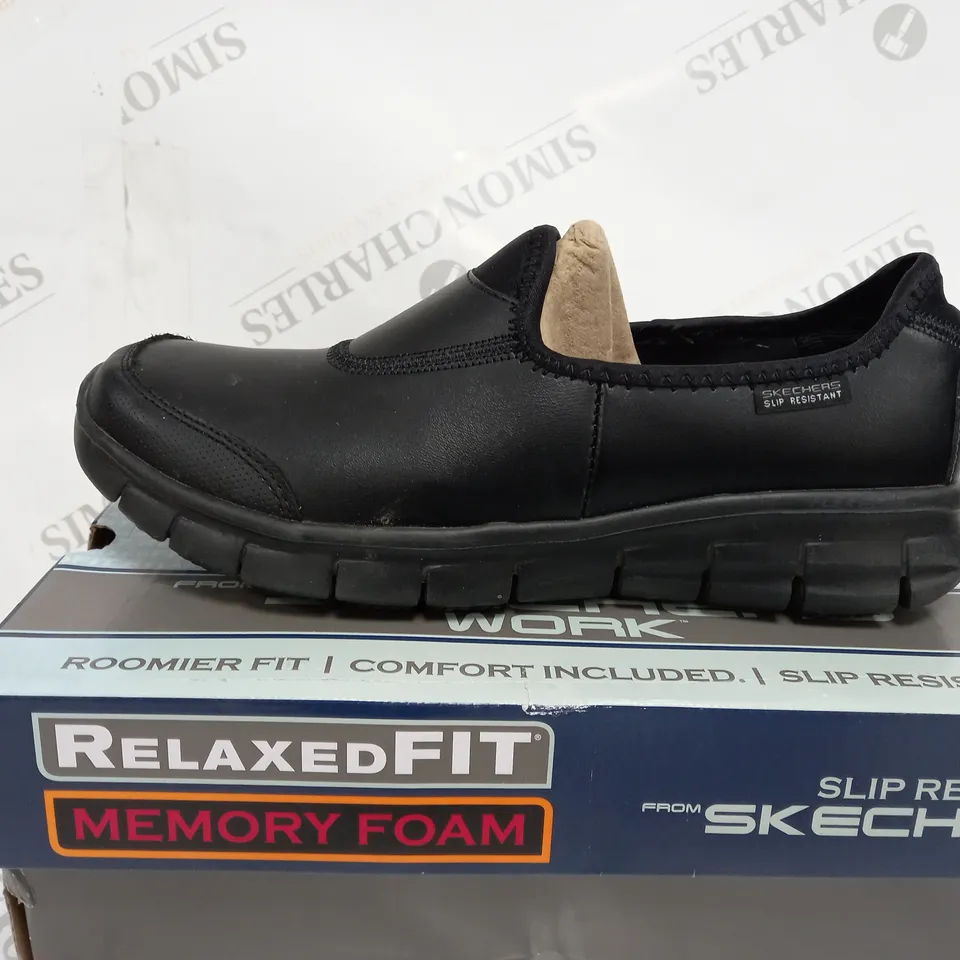 BOXED PAIR OF SKECHERS WORK RELAXED FIT SLIP-RESISTANT SHOES IN BLACK SIZE 6.5