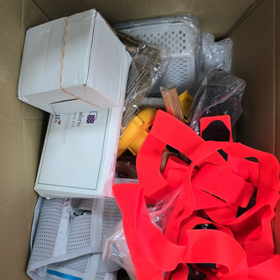 APPROXIMATELY 15 ASSORTED HOUSEHOLD PRODUCTS TO INCLUDE FABRIC CARE KIT, CISIVIS TOOL, STORAGE CONTAINERS ETC