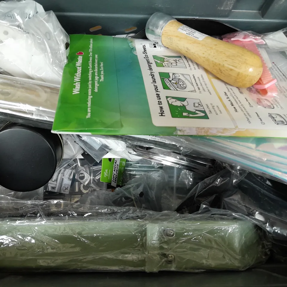 BOX OF APPROXIMATELY 14 ASSORTED ITEMS TO INCLUDE - SILVERLINE SPRING HOOK , LAUNDRY DETERGENT , WOODEN SPOON ETC