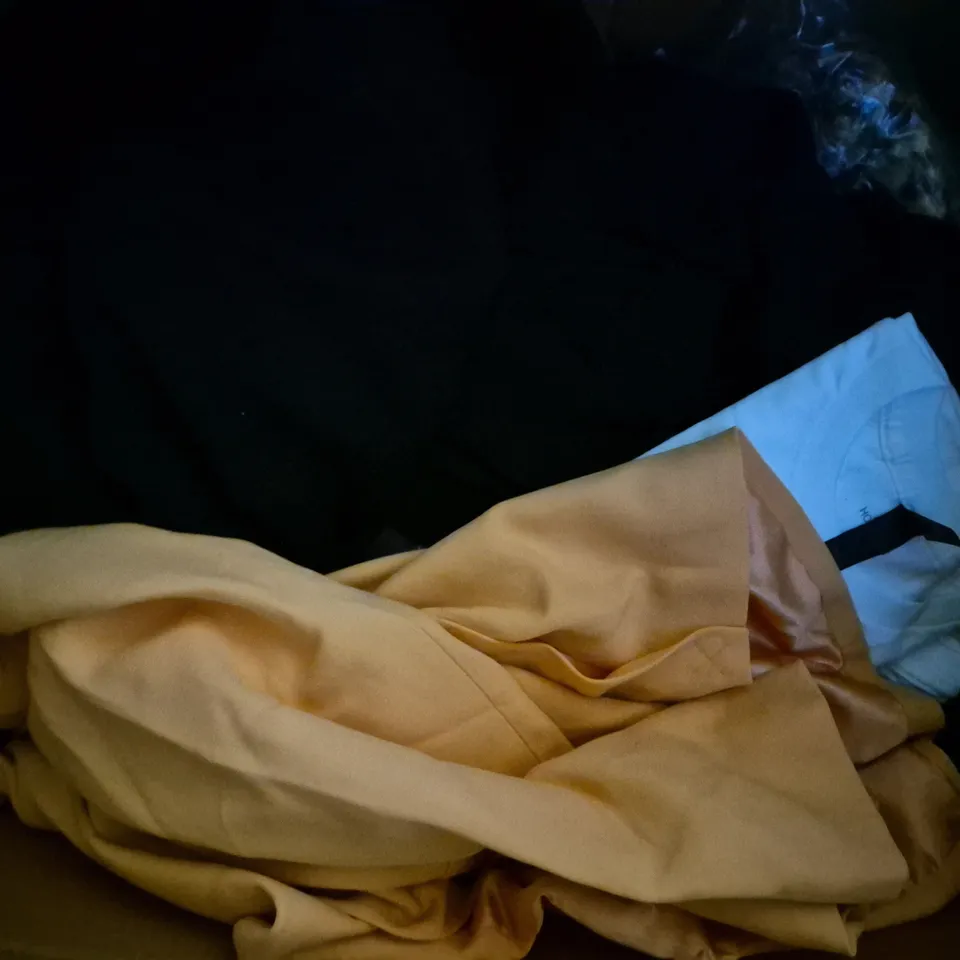 BOX OF APPROXIMATELY 20 ASSORTED CLOTHING AND FASHION ITEMS IN VARIOUS STYLES, SIZES, AND COLOURS - COLLECTION ONLY