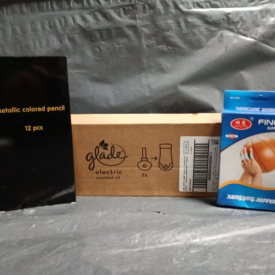 APPROXIMATELY 10 ASSORTED HOUSEHOLD ITEMS TO INCLUDE FINGER SUPPORT, METALLIC COLOURED PENCILS, ETC