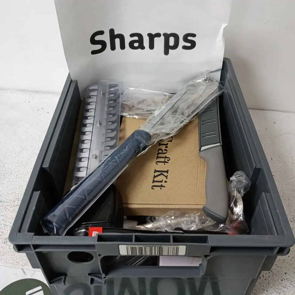 APPROXIMATELY 15 ASSORTED SHARP ITEMS INCLUDING KNIVES, FISHING ITEMS, GARDENING ITEMS ETC. 