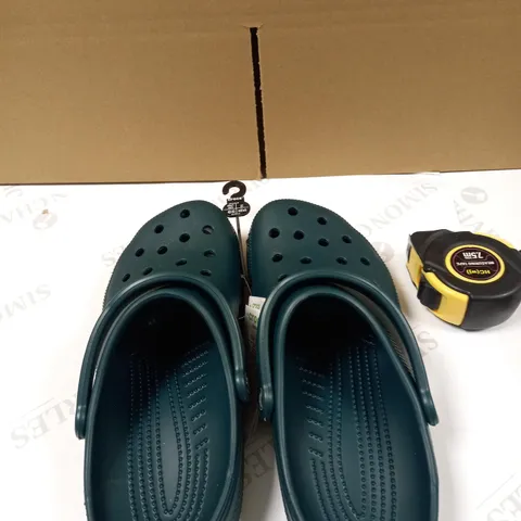 CROCS CLASSIC GREEN SIZE- UNISEX M8/W9