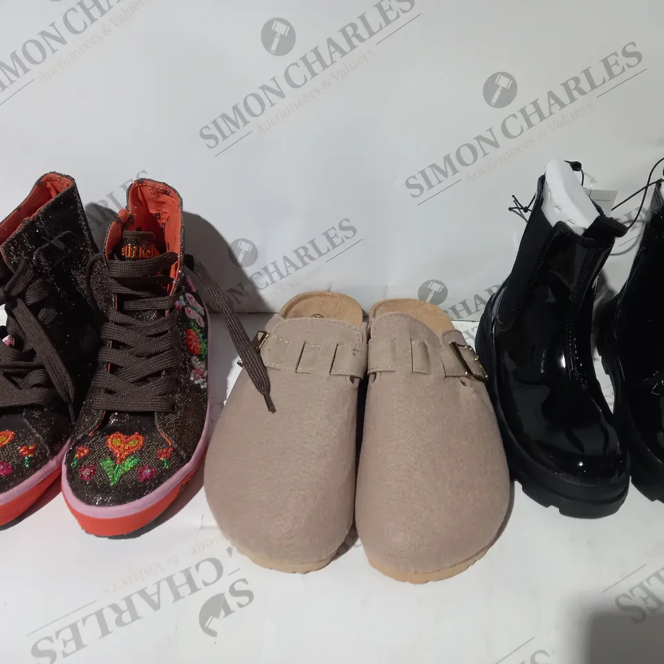 BOX OF APPROXIMATELY 15 ASSORTED PAIRS OF SHOES AND FOOTWEAR ITEMS IN VARIOUS STYLES AND SIZES TO INCLUDE H&M, LELLI KELLY, ETC
