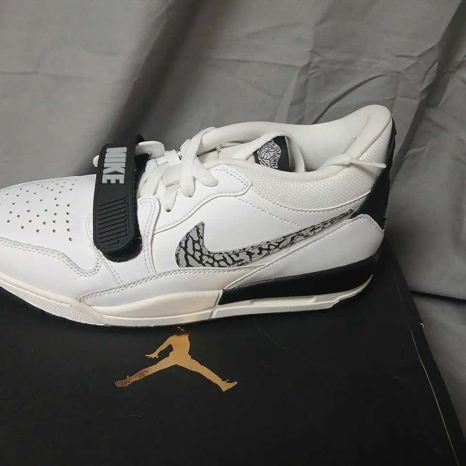 AIR JORDAN LEGACY 312 LOW SNEAKERS – WHITE/BLACK, UK7 (US8)