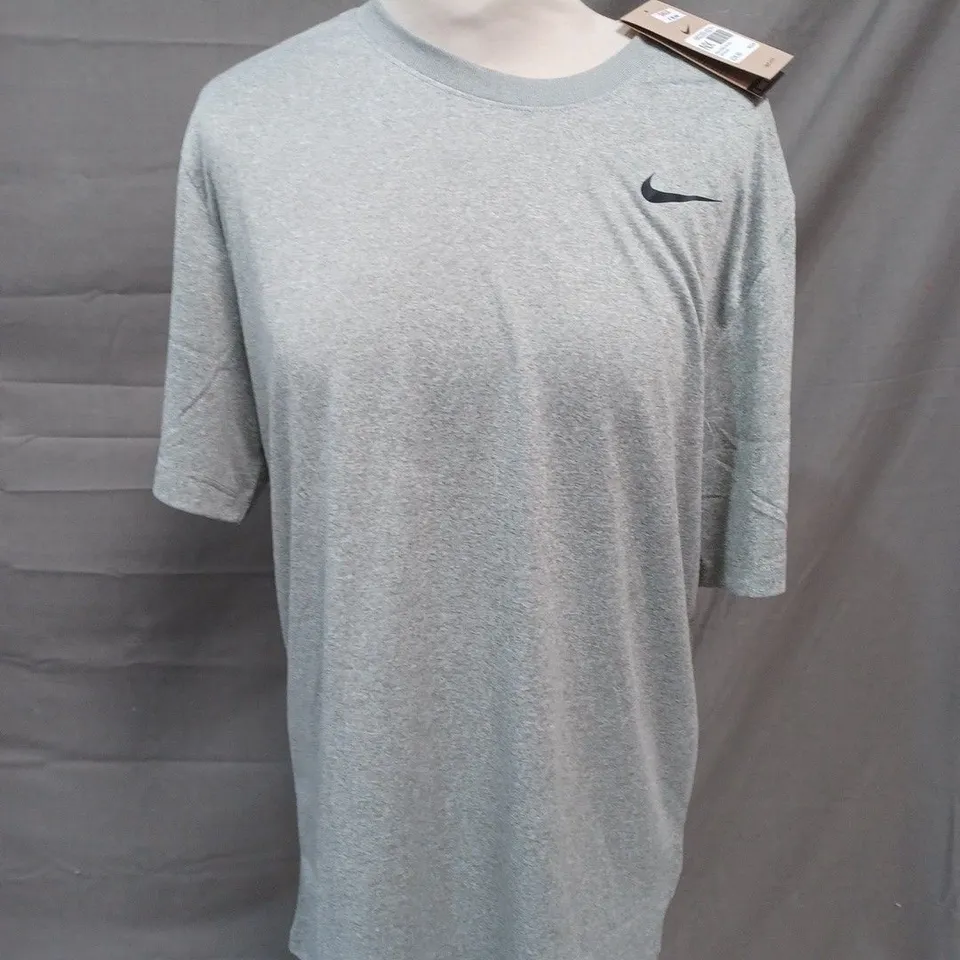 NIKE LEGENDS TEE IN GREY - MEDIUM