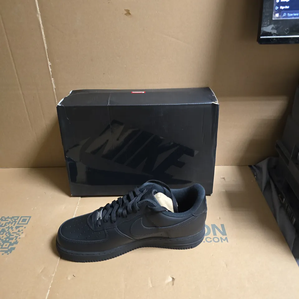 BOXED NIKE AIR FORCE 1 LOW TRAINERS - UK SIZE 10.5