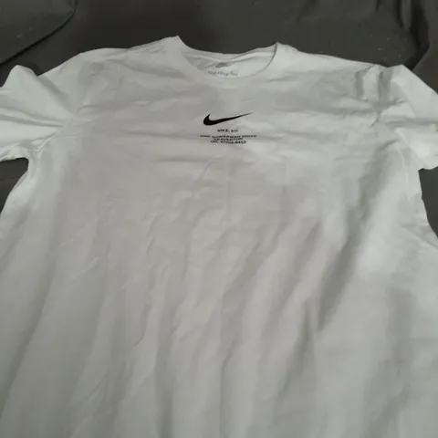 THE NIKE TEE IN WHITE - SIZE SMALL