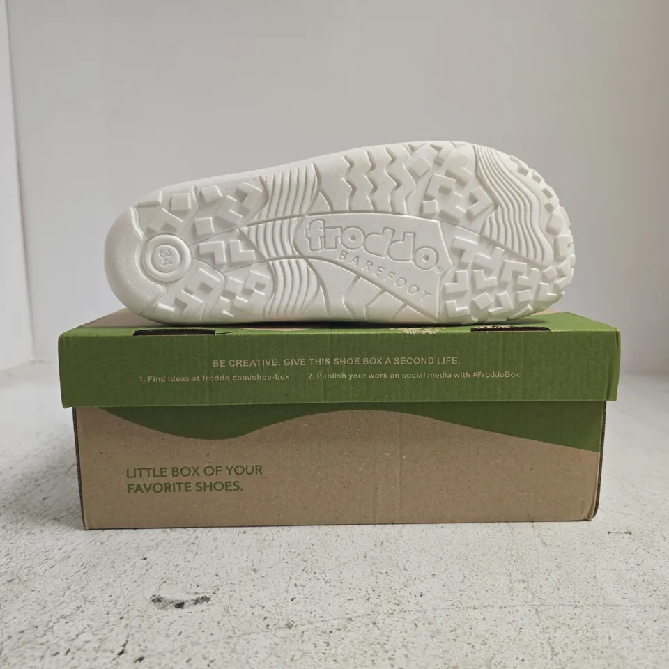 BOXED PAIR OF FRODDO KID'S TRAINERS IN WHITE SIZE EU 34