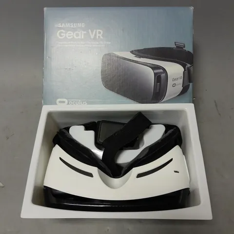 BOXED SAMSUNG GEAR VR HEADSET IN WHITE/BLACK