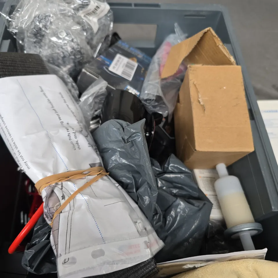 BOX OF ASSORTED CAR ITEMS TO INCLUDE TOOLS - CLOTHS - CABLES 