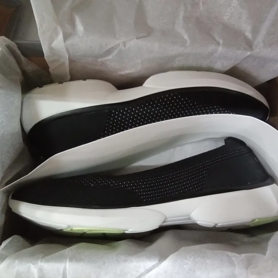 BOX CONTAINING 4 PAIRS OF VIONIC SHOES INCLUDING 2 × KALLIE BALRNA BLACK SIZE 8, KALLIE BALRNA MARSHMALLOW SIZE 7, KALLIE BALRNA SUN SIZE 8