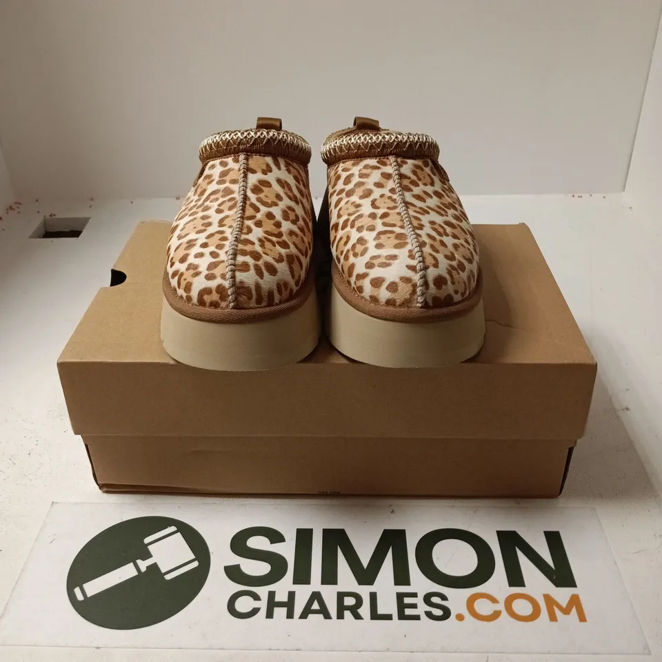 BOXED PAIR OF UGG W TAZZ PLAINS SHOES - UK 6