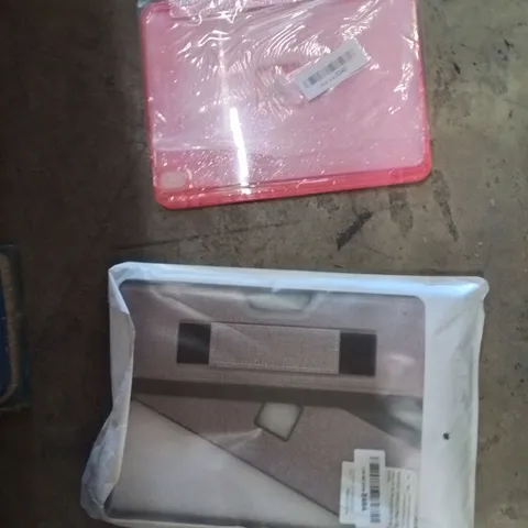 PALLET CONTAINING A LARGE QUANTITY OF TABLET CASES AND SCREEN PROTECTORS 