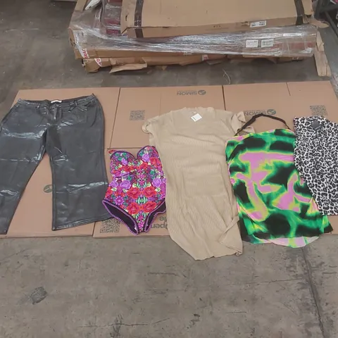 PALLET CONTAINING APPROXIMATELY 625x BRAND NEW ASSORTED DESIGNER CLOTHING ITEMS INCLUDING: SIMPLY BE DRESSES, JEANS, FIGLEAVES BATHING SUIT, JD WILLIAMS TOPS ECT