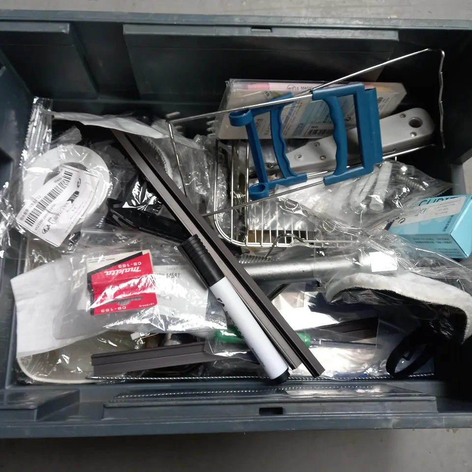 APPROXIMATELY 20 ASSORTED HOUSEHOLD ITEMS TO INCLUDE BRUSHES , SPANNERS AND ACCESSORIES 