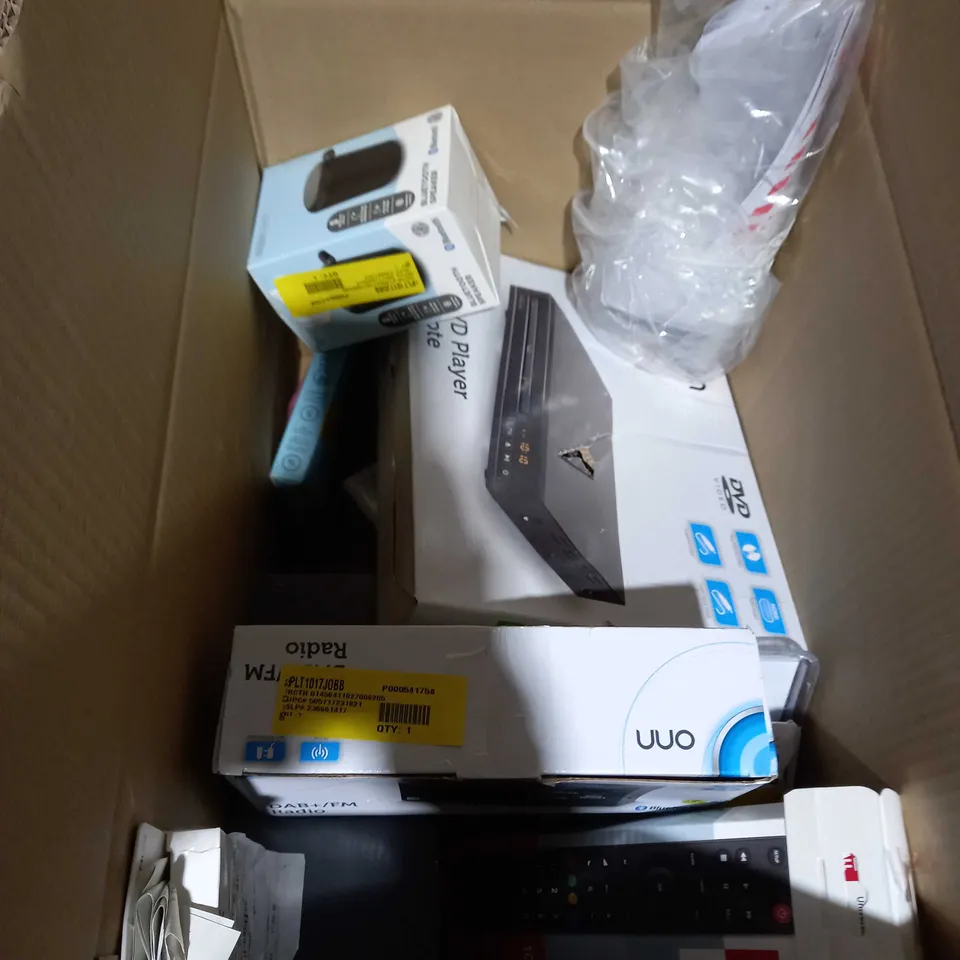 BOX OF APPROX 15 ASSORTED ELECTRICAL ITEMS TO INCLUDE: RADIO'S, EXTENSION KIT, CHARGING PAD