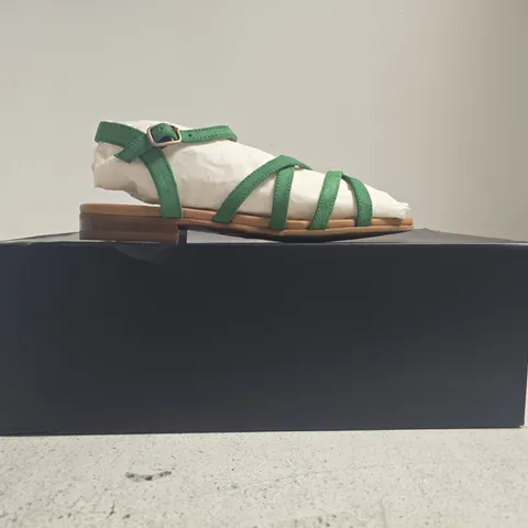 BOXED PAIR OF FAIRFAX & FAVOR WOMENS ST IVES SANDALS IN CLOVER GREEN SUEDE SIZE UK 4