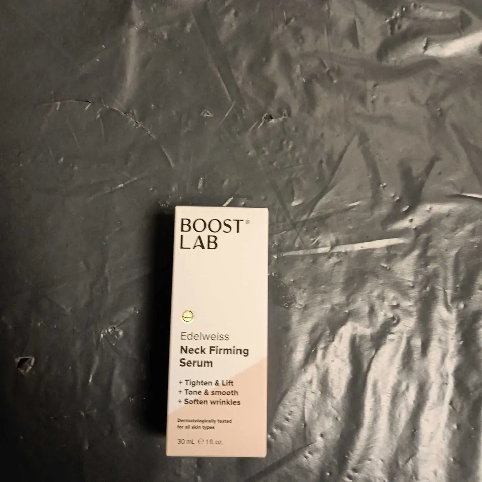 APPROXIMATELY 25 ASSORTED COSMETICS ITEMS TO INCLUDE HALLYBY GIFT BOX, NECK FIRMING SERUM AND BMPRO LIPGLOSS