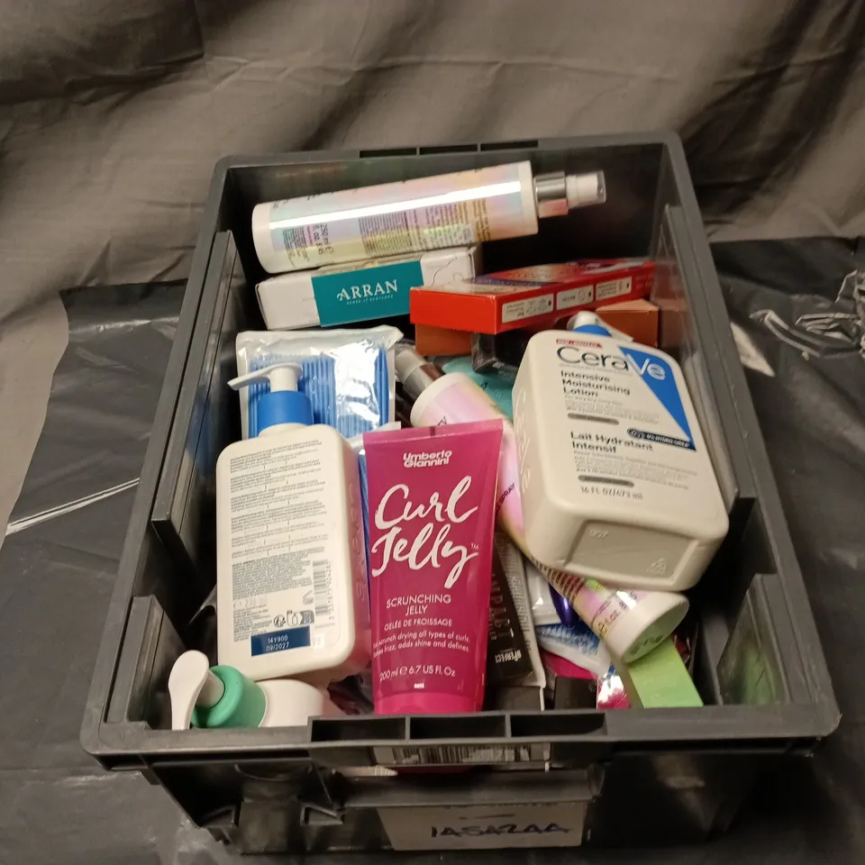 APPROXIMATELY 25 ASSORTED COSMETIC ITEMS INCLUDING CERA VE LOTION, BEAUTY WORKS 10 IN 1 MIRACLE SPRAY, SCRUNCHING JELLY, KILDONAN DISCOVERY SET, PREGNANCY TEST ETC