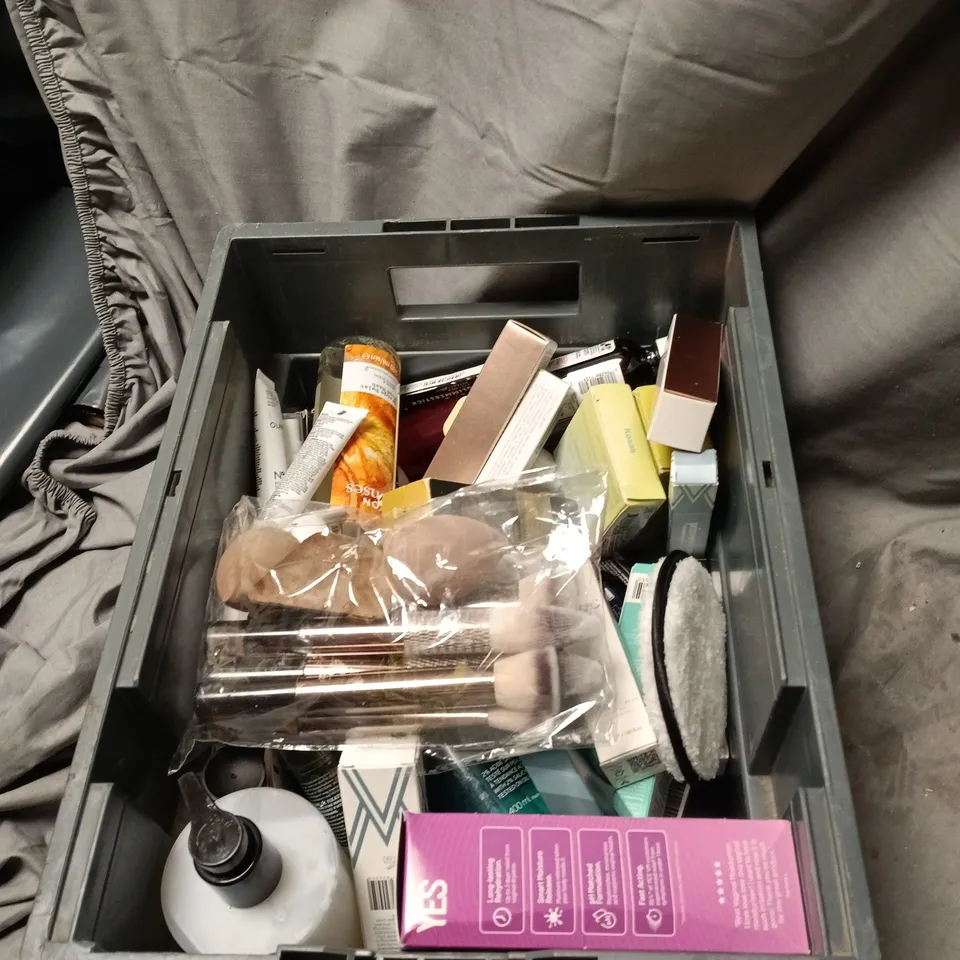 APPROXIMATELY 20 ASSORTED HEALTH AND BEAUTY ITEMS INCLUDING OLAY BEAUTY FLUID, AVON SENSES ORANGE TWIST HAND WASH AND PRIME EYES GLIDE EYELINER