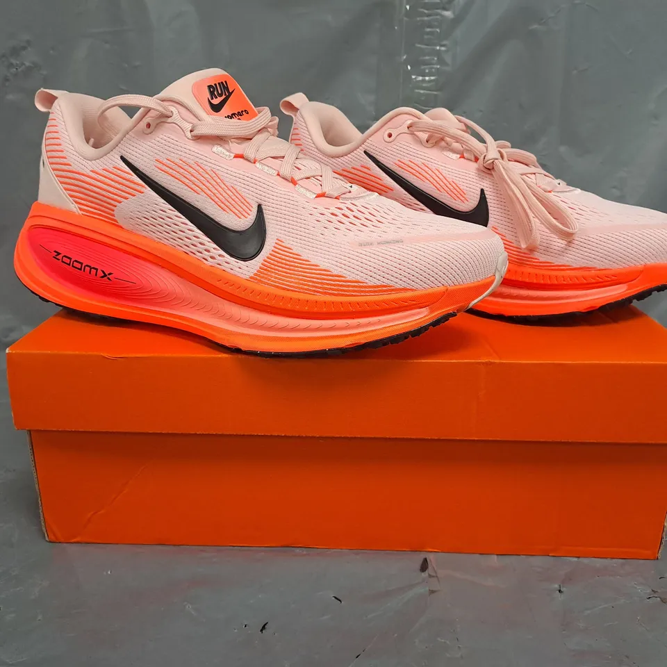 BOXED PAIR OF NIKE VOMERO 18 TRAINERS IN PINK/CORAL SIZE UK 7