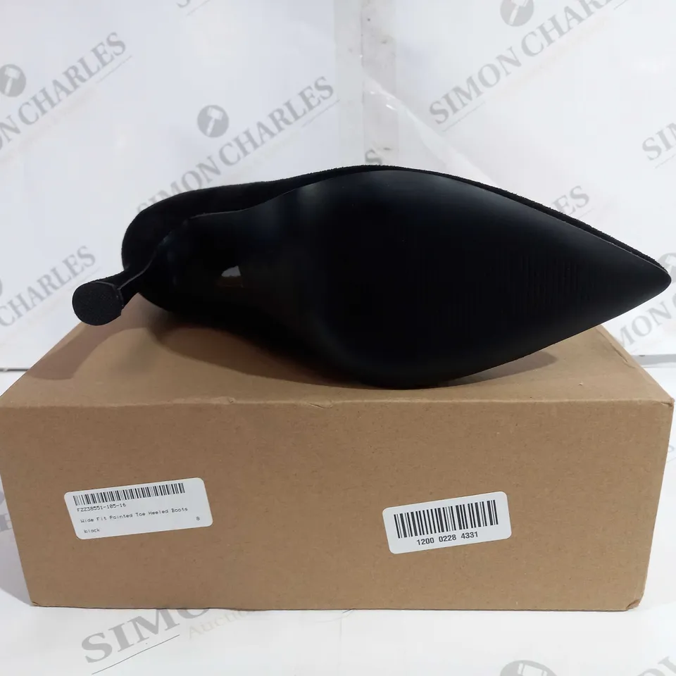 BOXED BOOHOO WIDE FIT POINTED HEALED BOOTS IN BLACK - SIZE 8