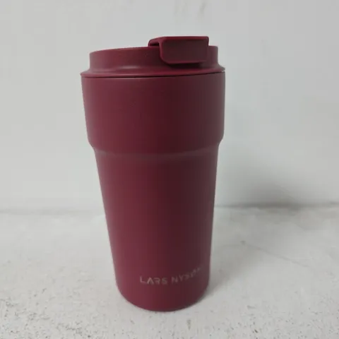 LARS NYSØM TRAVEL MUG – BURGUNDY