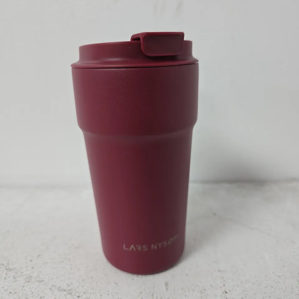 LARS NYSØM TRAVEL MUG – BURGUNDY