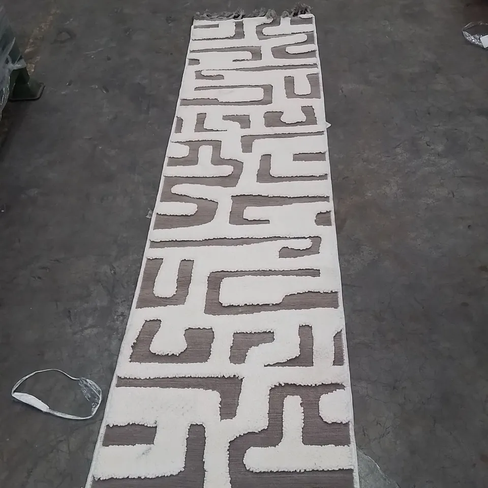 QUALITY DESIGNER AREA RUG - APPROXIMATELY 250X60CM