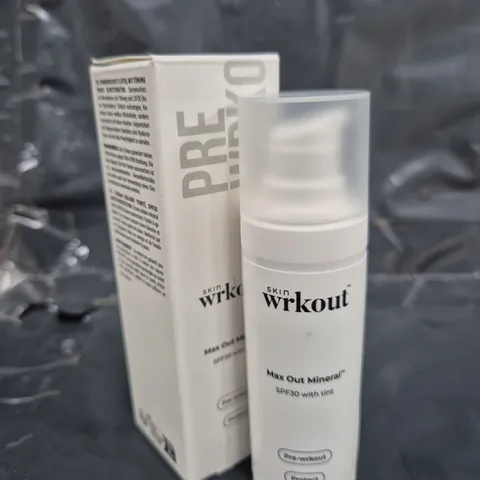 BOX OF APPROXIMATELY 150 SKIN WRKOUT MAX OUT MINERAL SPF30 SUNSCREEN WITH TINT (30ML)