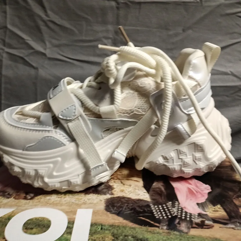 BOXED PAIR OF FROZEN SHORES MEGA CHUNKY TRAINERS IN VANILLA - UK 5