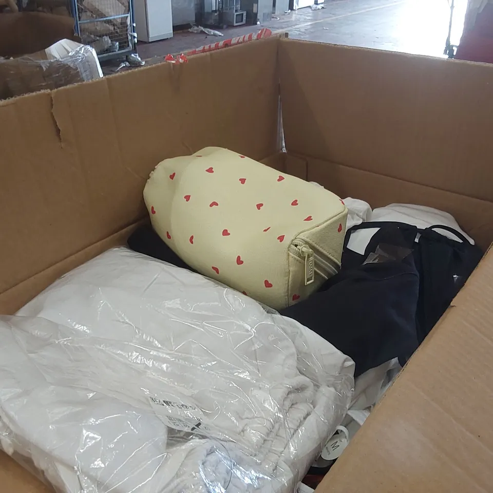 PALLET CONTAINING A LARGE QUANTITY OF BRAND NEW ASSORTED PRODUCTS INCLUDING: CLOTHING, UNDERWEAR, HANDBAG, WIRELESS KEYBOARD, PLANTER, PENCIL CASE, BACKPACK ECT