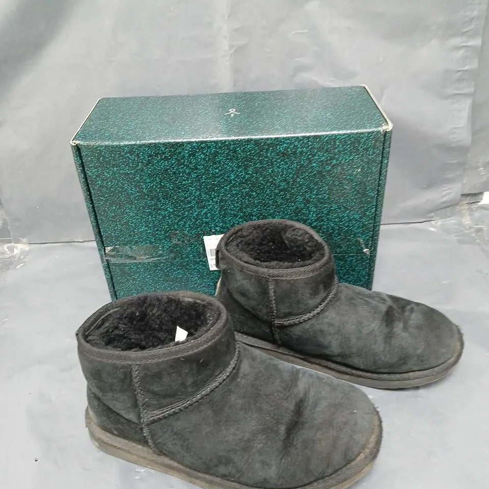 BOXED PAIR OF EMU AUSTRALIA BLACK MICRO BOOT - UK 6 