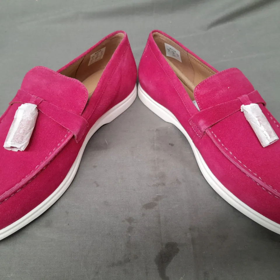 BOXED PAIR OF HOTTER LOAFERS W. TASSEL IN PINK UK SIZE 8
