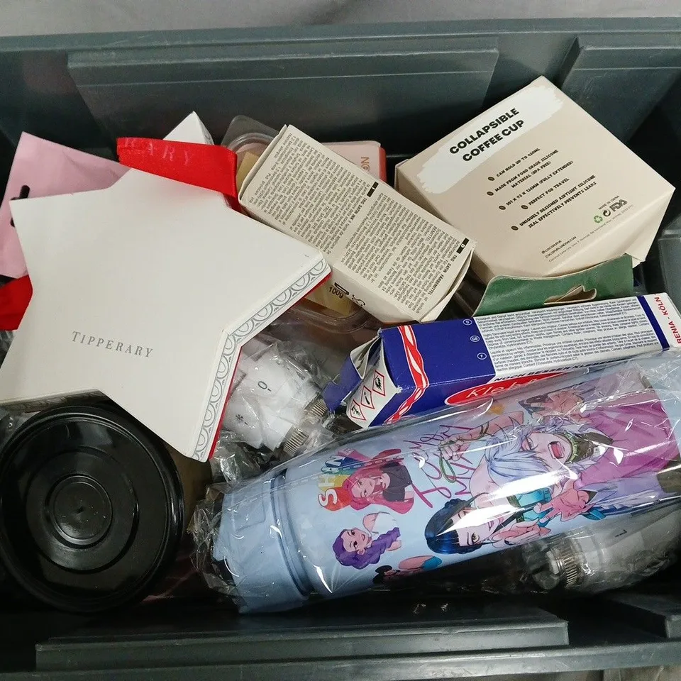 APPROXIMATELY 15 ASSORTED HOUSEHOLD ITEMS TO INCLUDE SATIN DYE, COLLAPSIBLE COFFEE CUP, TIPPERARY CHRISTMAS TREE DECORATION, ETC