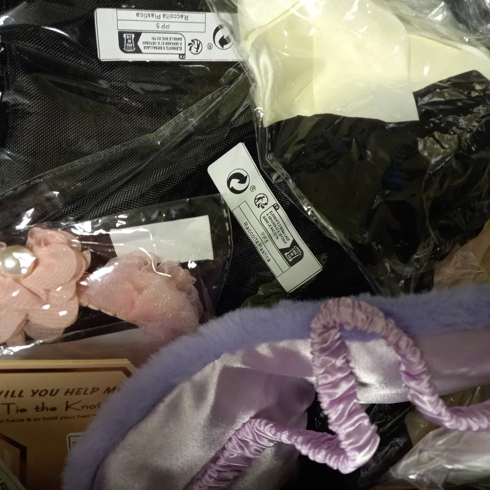 BOX OF APPROX 10 ASSORTED BEAUTY PRODUCTS TO INCLUDE SOAP&GLORY BODY SCRUB, HISMILE PAP+ POWDER TEETH WHITENING, WILDMINT MOISTURISER, ETC 