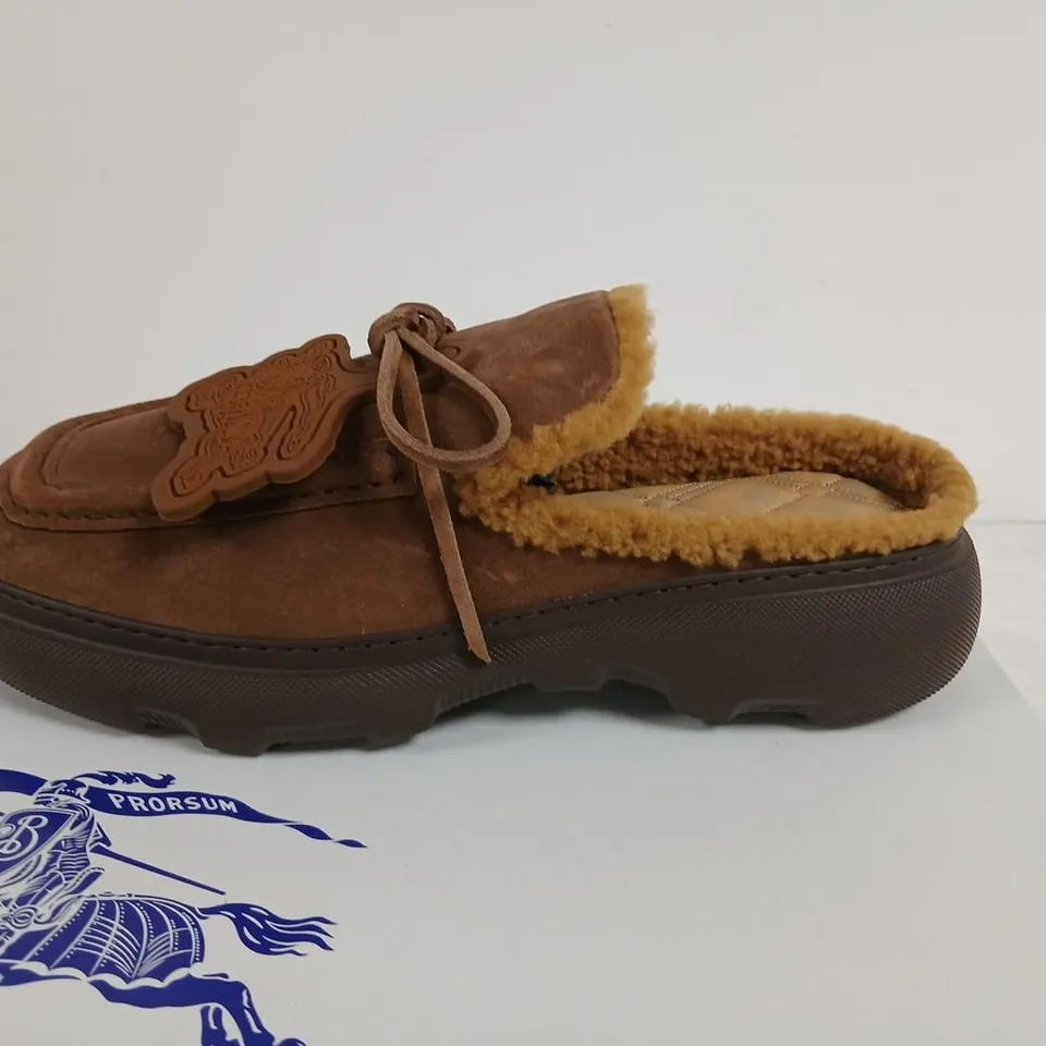 BURBERRY LEATHER MOCCASIN SHOES WITH SHEARLING LINING – BROWN, UK 10