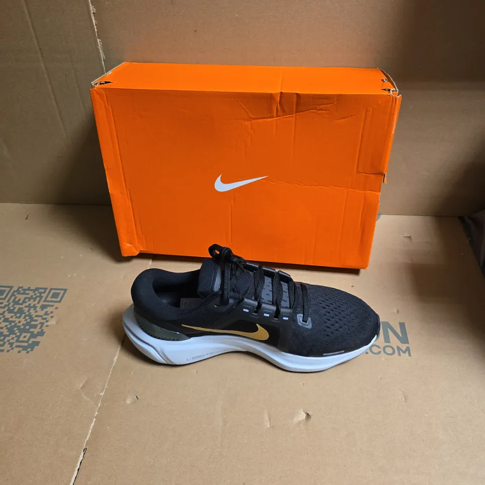 BOXED NIKE WOMEN'S AIR ZOOM VOMERO 16 RUNNING SHOES IN BLACK/METALLIC GOLD - UK SIZE 7 