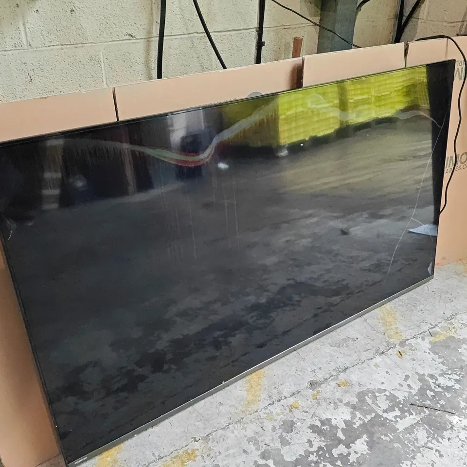 BOXED TOSHIBA 70" QLED TV 70QF5D53DB WITH REMOTE - POWERS ON - DAMAGED SCREEN