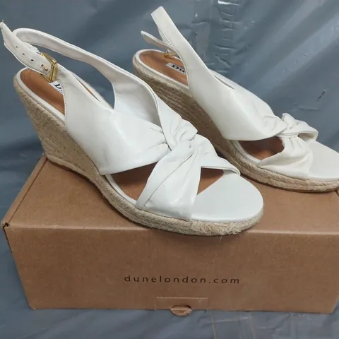 BOXED PAIR OF DUNE LONDON KAZOO OPEN TOE WEDGE SANDALS IN WHITE SIZE 7